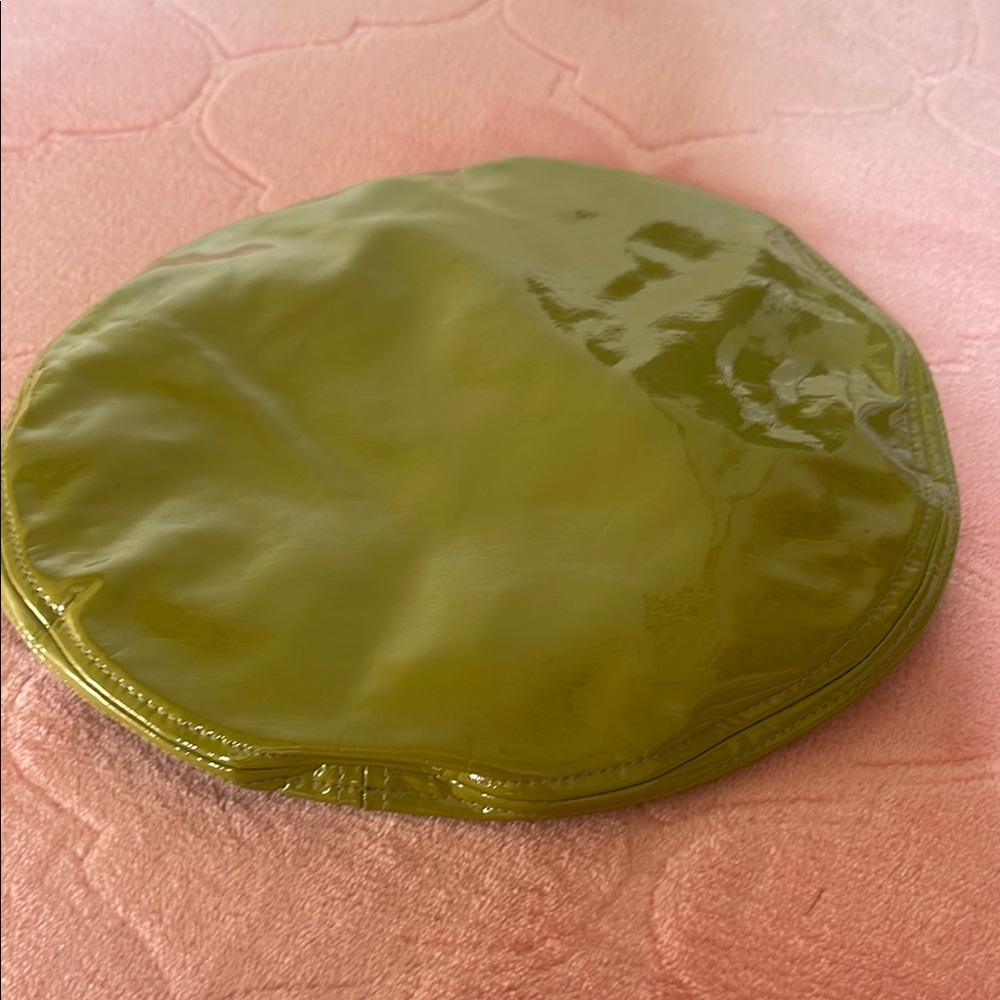 Olive Green Beret Hat with Smooth Texture and Classic Shape